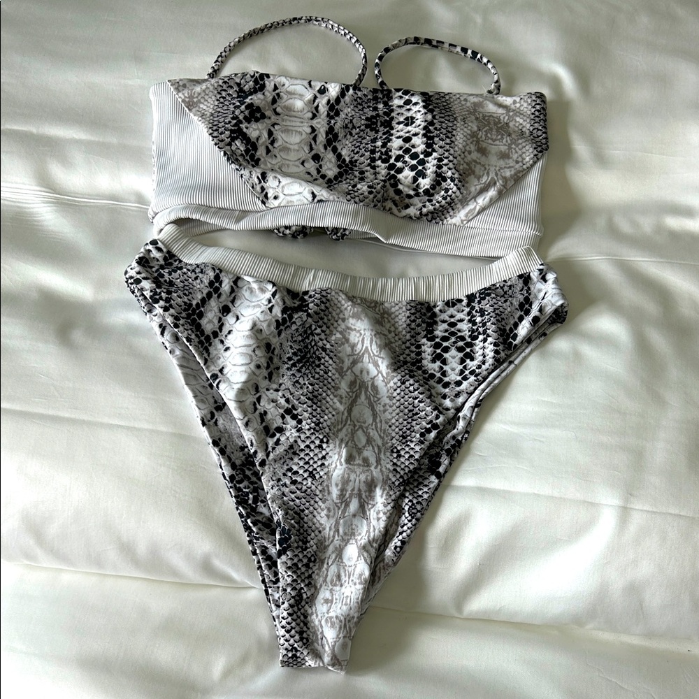 Zaful snakeskin print bikini. Size large. Black/white/gray. Great condition.